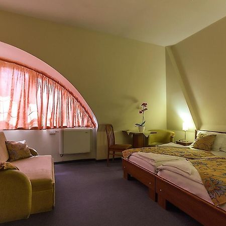 Aranypatkó Fogadó-Étterem Győrújbarát Extérieur photo