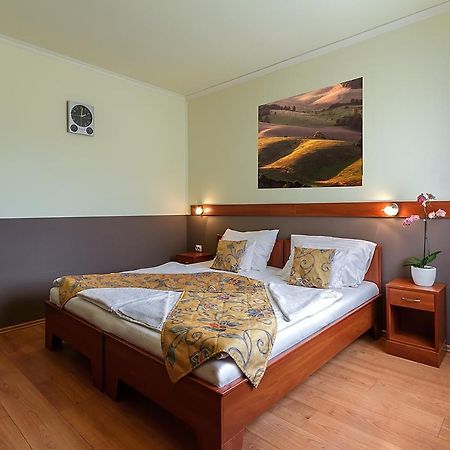 Aranypatkó Fogadó-Étterem Győrújbarát Extérieur photo