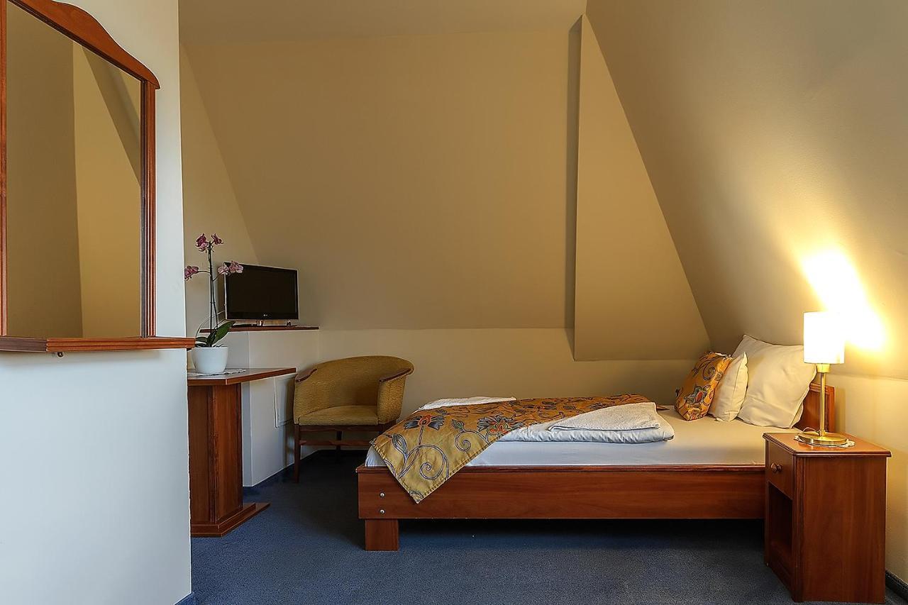 Aranypatkó Fogadó-Étterem Győrújbarát Extérieur photo