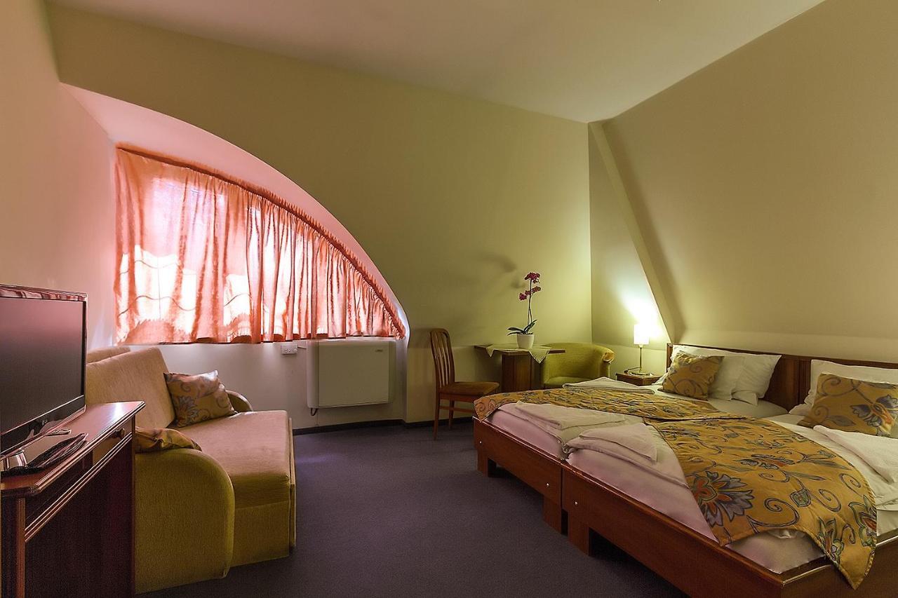 Aranypatkó Fogadó-Étterem Győrújbarát Extérieur photo
