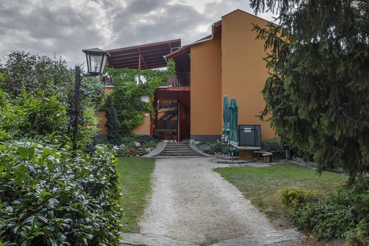 Aranypatkó Fogadó-Étterem Győrújbarát Extérieur photo