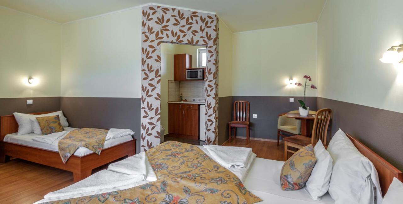 Aranypatkó Fogadó-Étterem Győrújbarát Extérieur photo